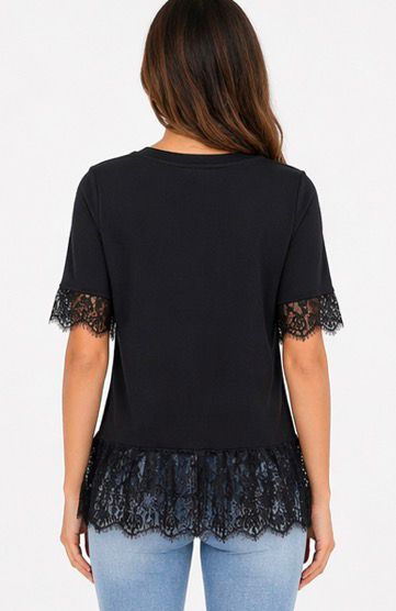 T-shirt “Lys Élégance” – Dentelle & Confort Féminin